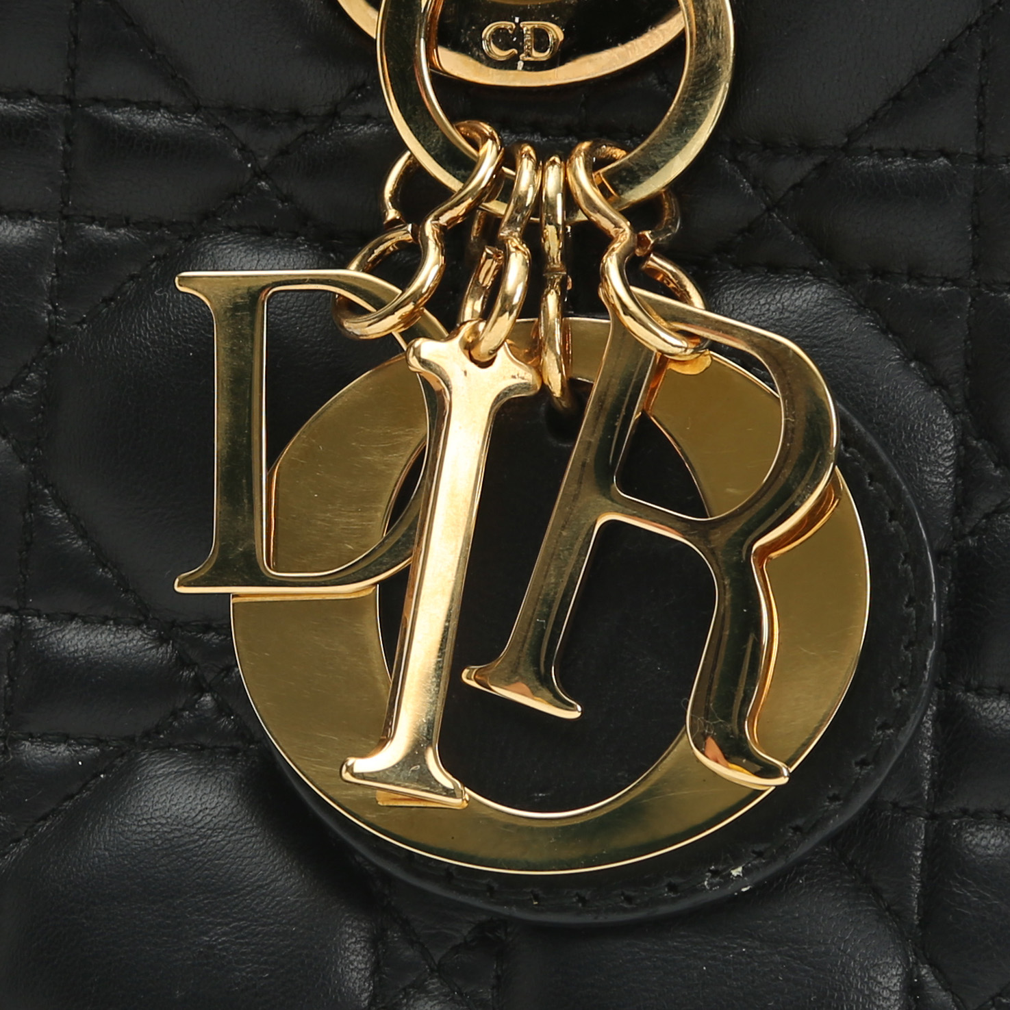 Bolso de mano Dior  Lady Dior modelo mediano  en cuero cannage negro - Detail D1