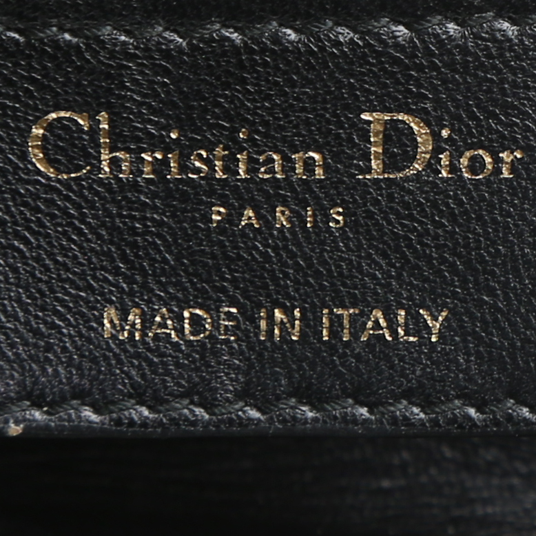 Sac à main Dior  Lady Dior moyen modèle  en cuir cannage noir - Detail D3