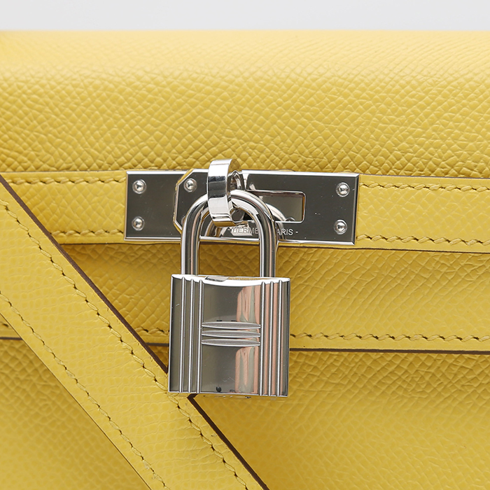 Sac à main Hermès  Kelly 25 cm en cuir epsom Jaune de Naples - Detail D1