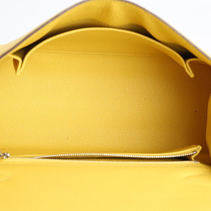 Bolso de mano Hermès  Kelly 25 cm en cuero epsom Jaune de Naples - Detail D2