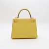 Hermès  Kelly 25 cm handbag  in Jaune de Naples epsom leather - Detail D8 thumbnail
