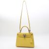 Hermès  Kelly 25 cm handbag  in Jaune de Naples epsom leather - Detail D9 thumbnail