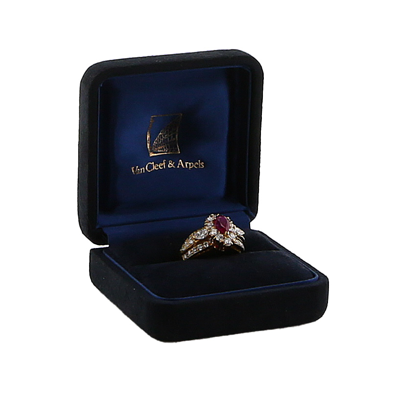 Bague Van Cleef 
Arpels  en or jaune, diamants et rubis - Detail D2