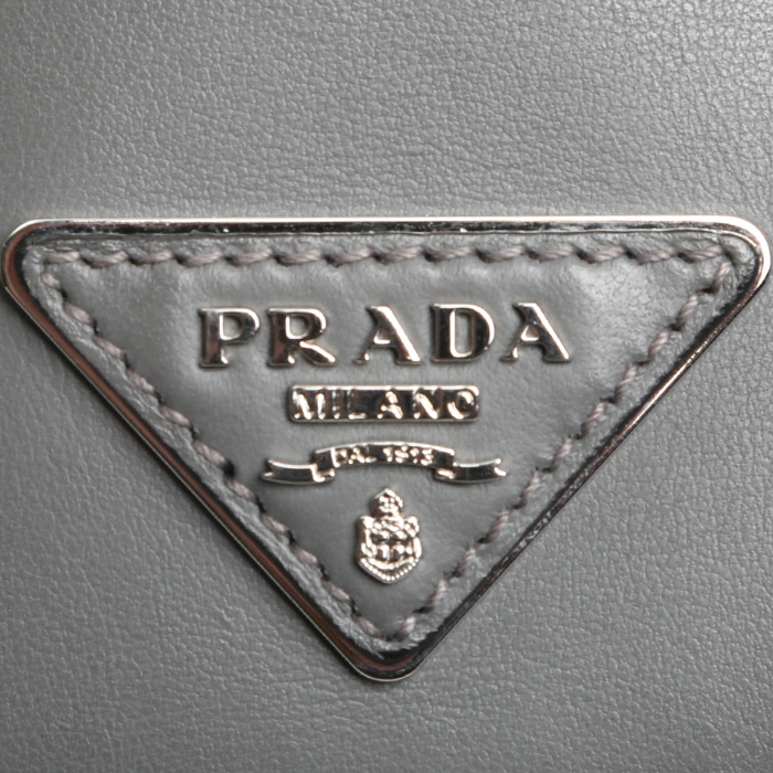 Sac à main Prada  Bauletto en cuir noir et gris - Detail D4