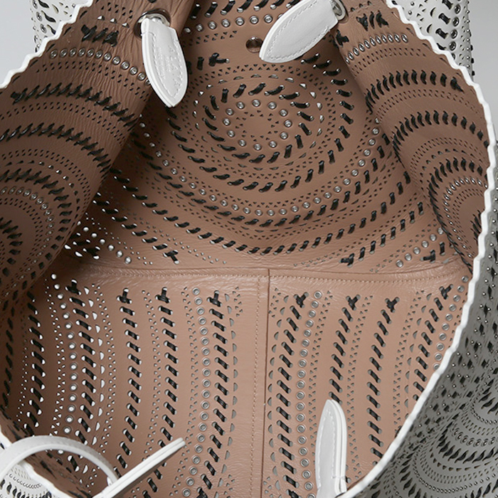 Alaïa handbag in white leather - Detail D3