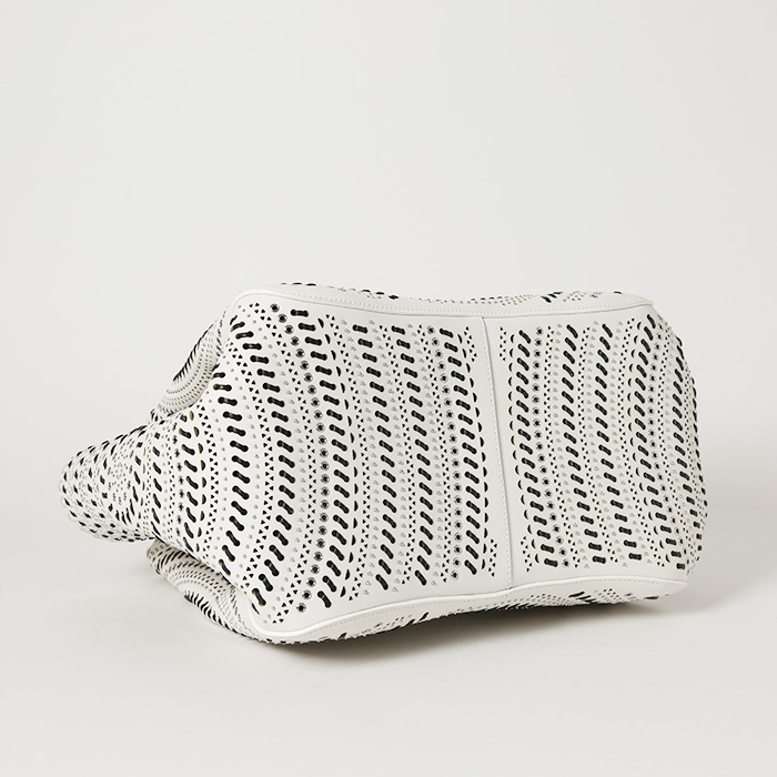 Alaïa handbag in white leather - Detail D5