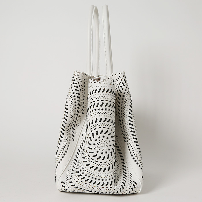 Alaïa handbag in white leather - Detail D7