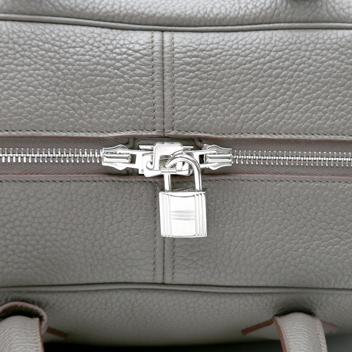 Sac à main Hermès  Victoria en cuir togo gris étain - Detail D1