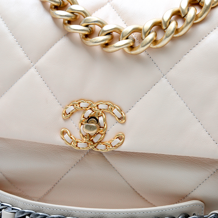 Bolso bandolera Chanel  19 en cuero acolchado beige - Detail D1