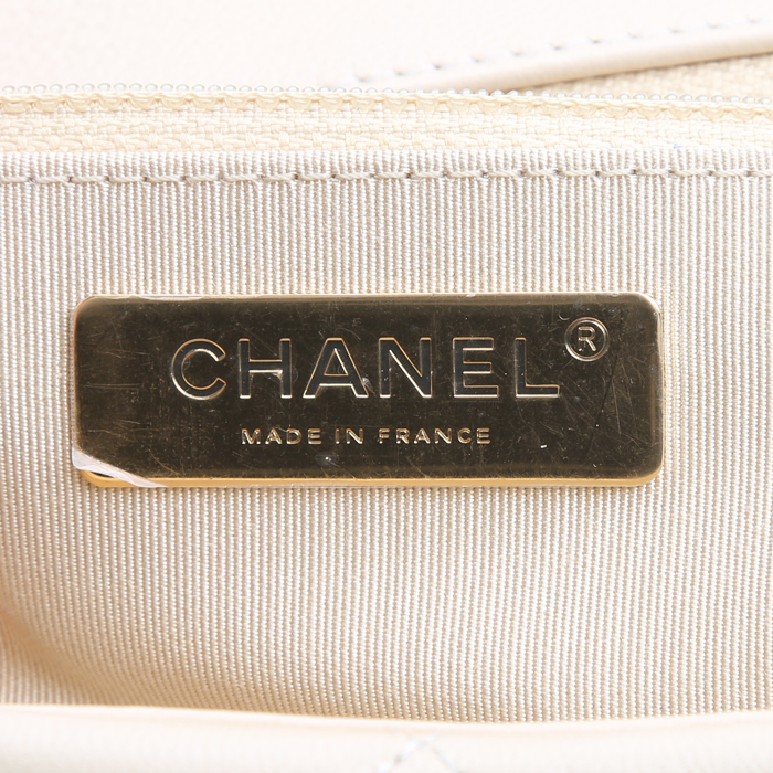 Chanel  19 shoulder bag  in beige quilted leather - Detail D4