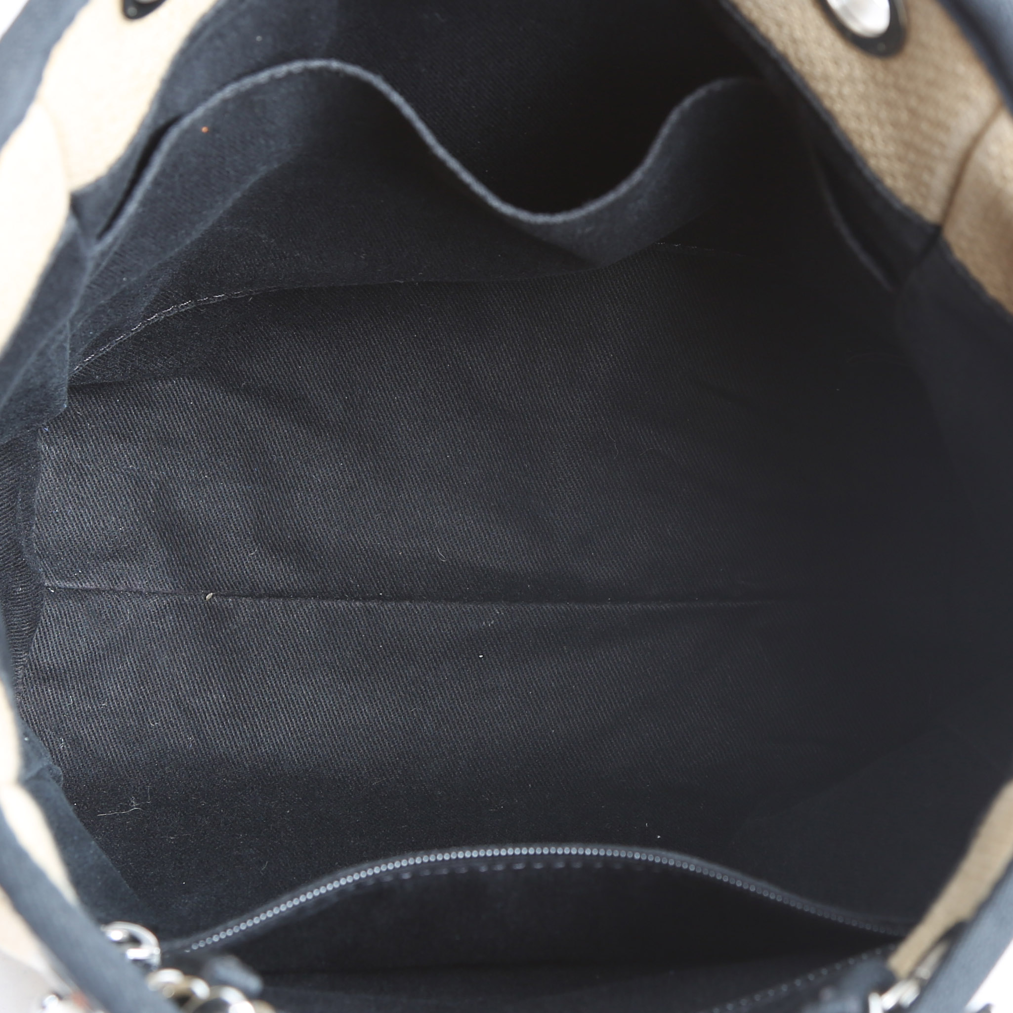 Sac cabas Chanel  Deauville en toile beige et cuir noir - Detail D2