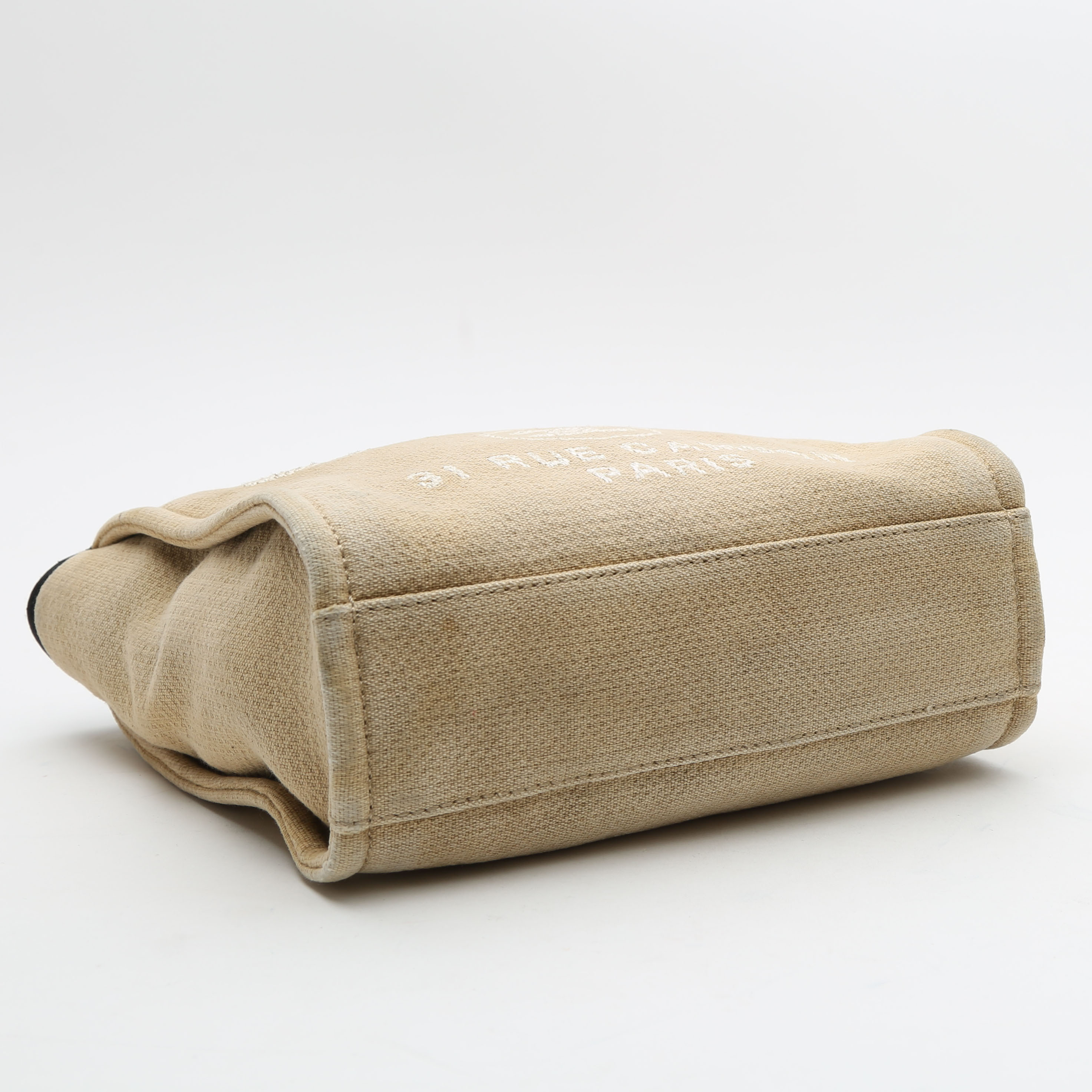 Shopping bag Chanel  Deauville in tela beige e pelle nera - Detail D4