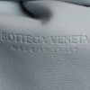 Bolsito de mano Bottega Veneta  Pouch en cuero liso azul claro - Detail D3 thumbnail