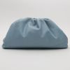 Bolsito de mano Bottega Veneta  Pouch en cuero liso azul claro - Detail D7 thumbnail