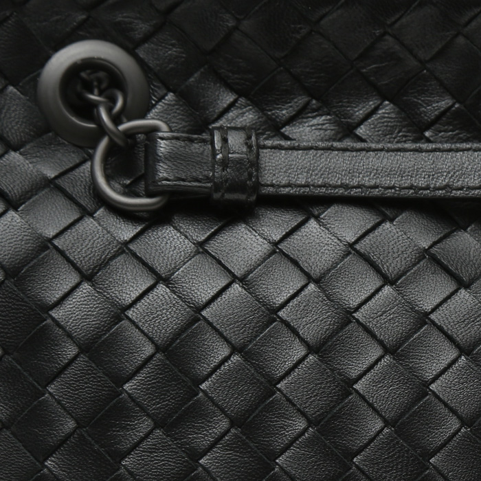 Bolso de mano Bottega Veneta   en cuero trenzado negro - Detail D1