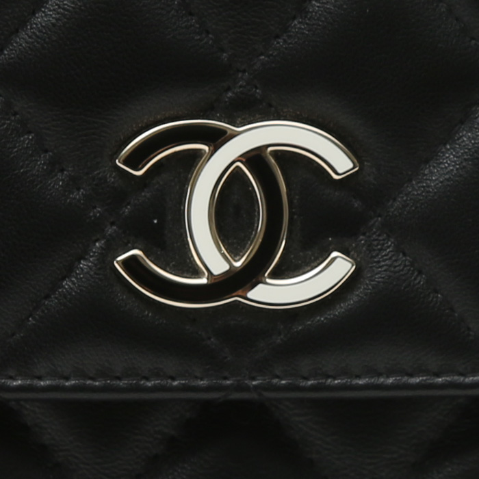 Bolsito de mano Chanel en cuero acolchado negro - Detail D1