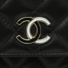 Bolsito de mano Chanel  en cuero acolchado negro - Detail D1 thumbnail