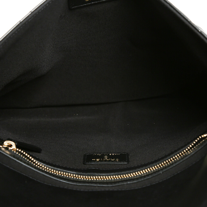 Bolsito de mano Chanel en cuero acolchado negro - Detail D2