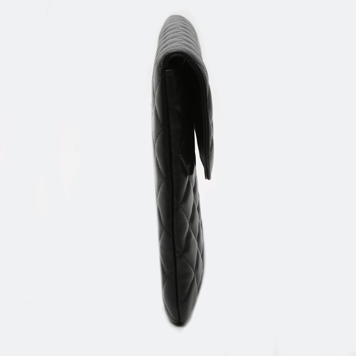 Bolsito de mano Chanel en cuero acolchado negro - Detail D5