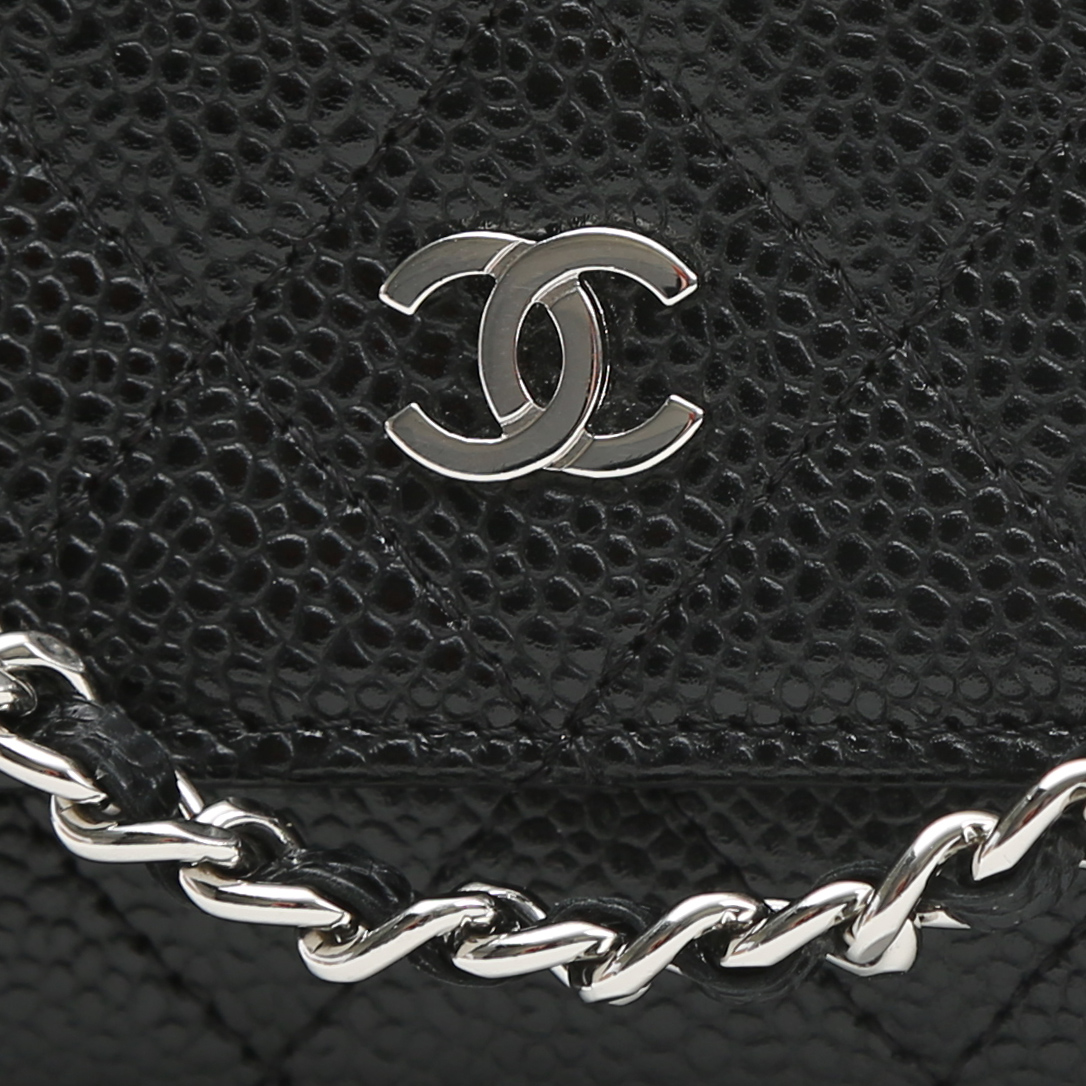 Bolso bandolera Chanel  Wallet on Chain en cuero granulado acolchado negro - Detail D1