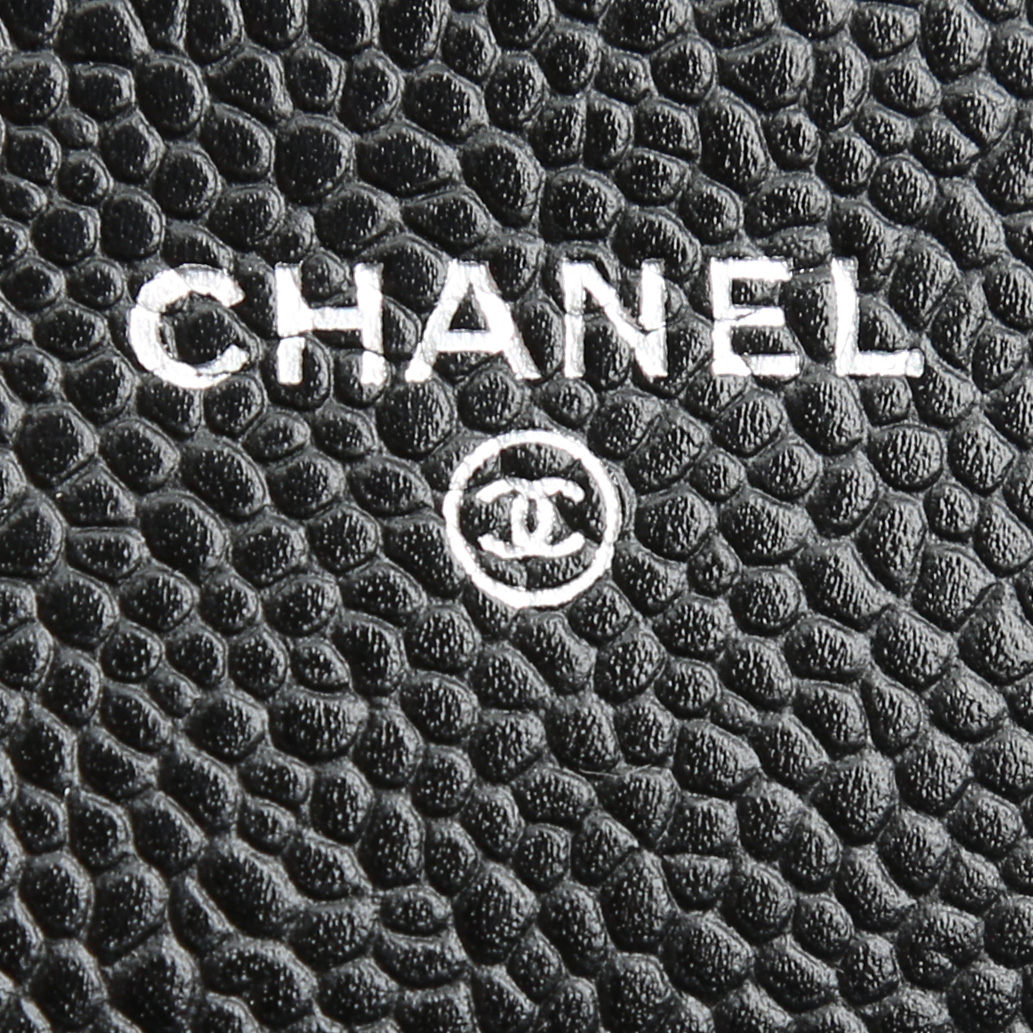 Bolso bandolera Chanel  Wallet on Chain en cuero granulado acolchado negro - Detail D4
