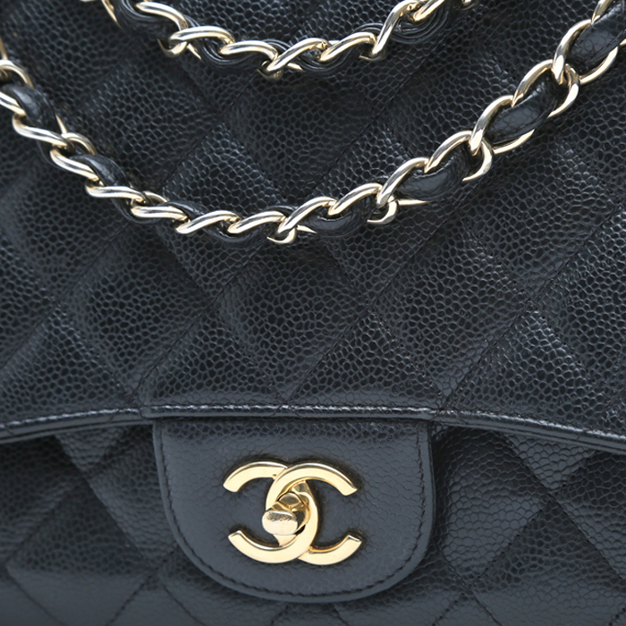 Chanel  Timeless Maxi Jumbo shoulder bag  in black quilted grained leather - Detail D1