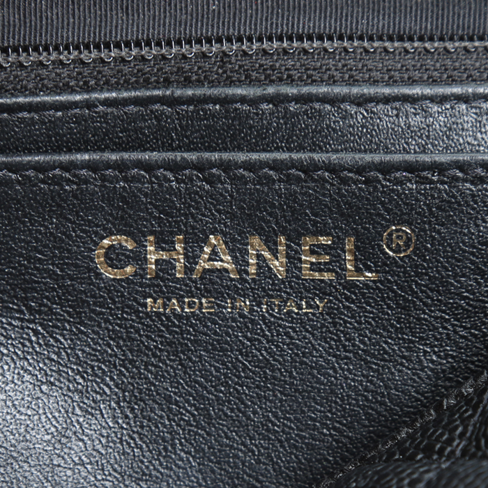 Chanel  Timeless Maxi Jumbo shoulder bag  in black quilted grained leather - Detail D4
