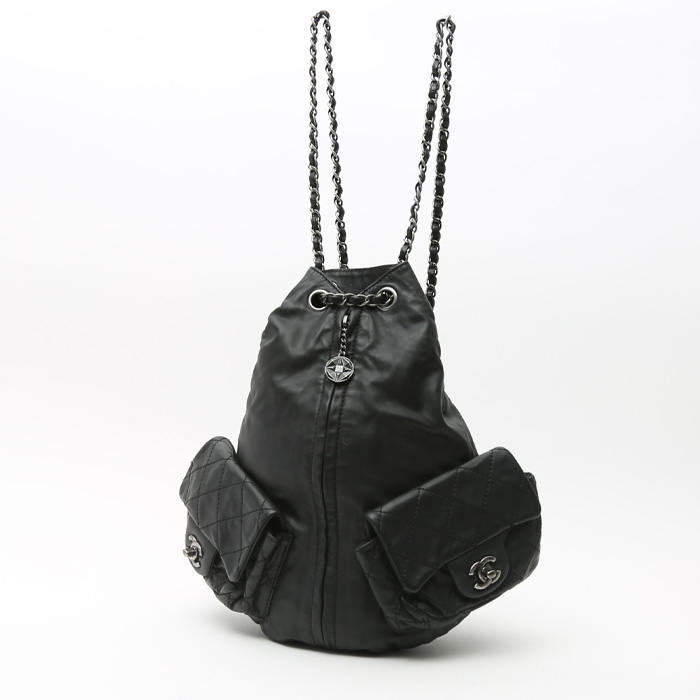 Sac à dos Chanel  Sac à dos en cuir noir - Detail D2