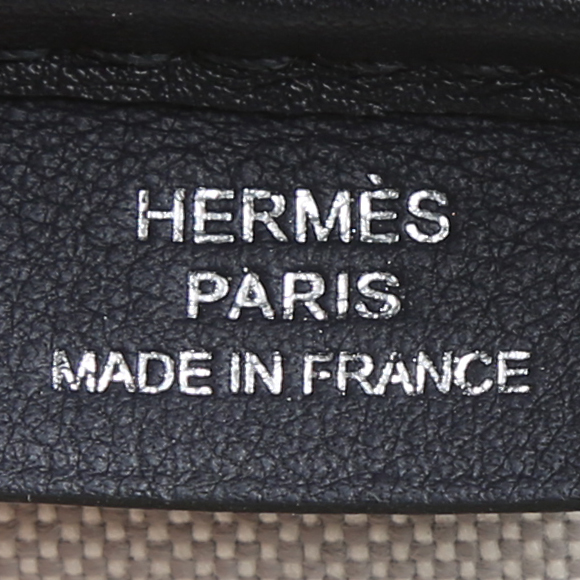 Pochette Hermès  Cavour en toile grise et cuir Swift bleu-marine - Detail D3