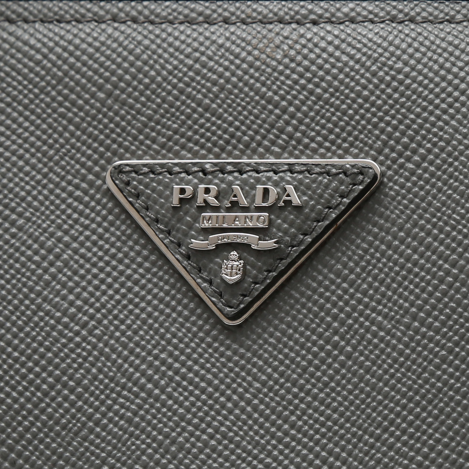 Bolso de mano Prada  City Calf en cuero saffiano gris - Detail D1