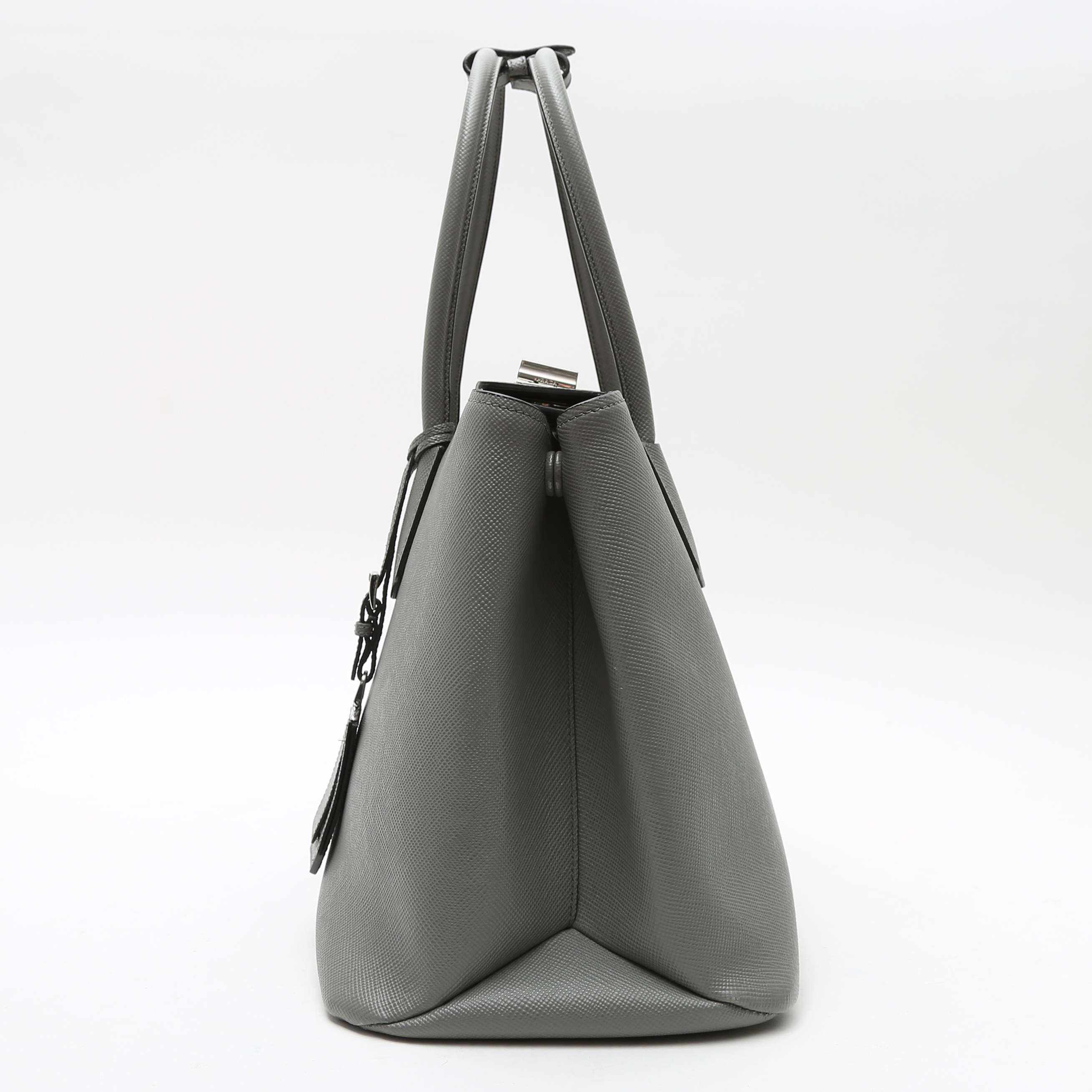 Bolso de mano Prada  City Calf en cuero saffiano gris - Detail D5