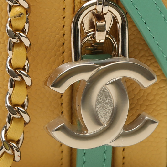 Bolso bandolera Chanel  Vanity en cuero granulado tricolor amarillo verde y rojo - Detail D1