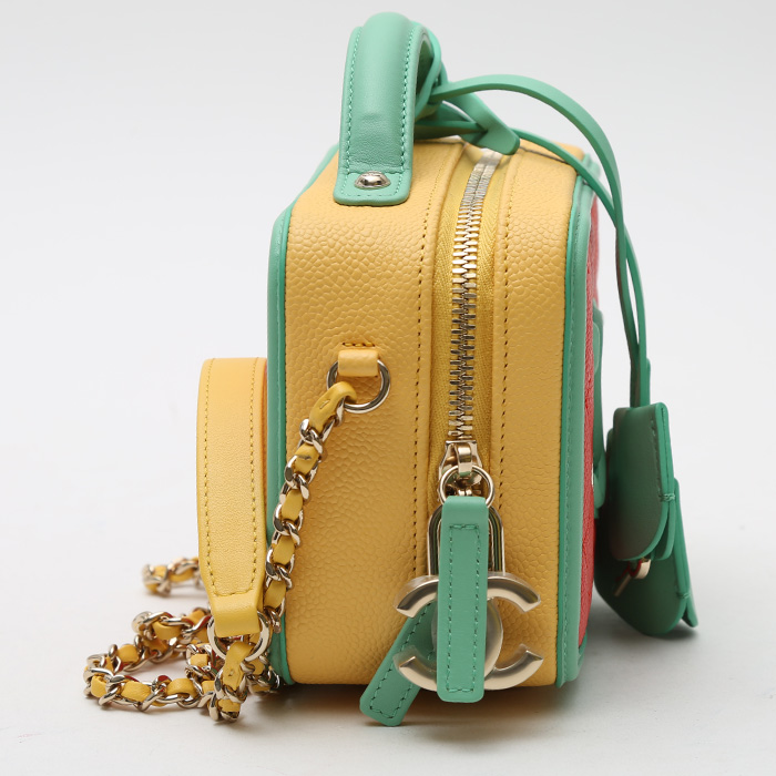 Sac bandoulière Chanel  Vanity en cuir grainé tricolore jaune vert et rouge - Detail D6