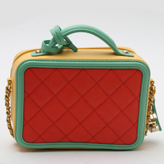 Sac bandoulière Chanel  Vanity en cuir grainé tricolore jaune vert et rouge - Detail D8