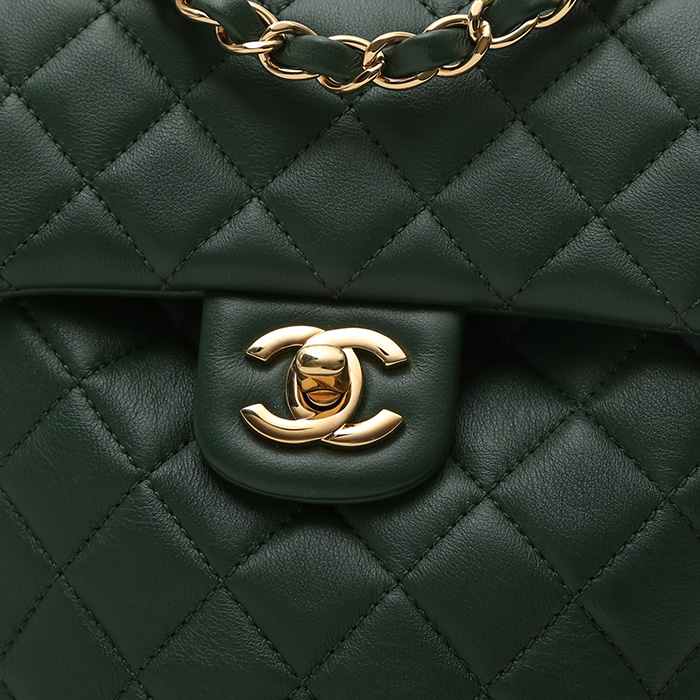Chanel Sac à dos backpack in green quilted leather - Detail D1