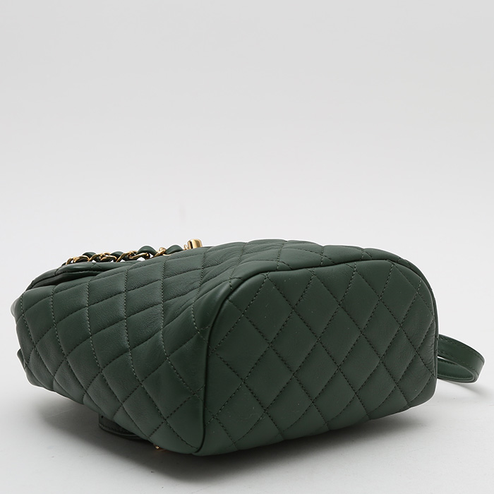 Chanel Sac à dos backpack in green quilted leather - Detail D4