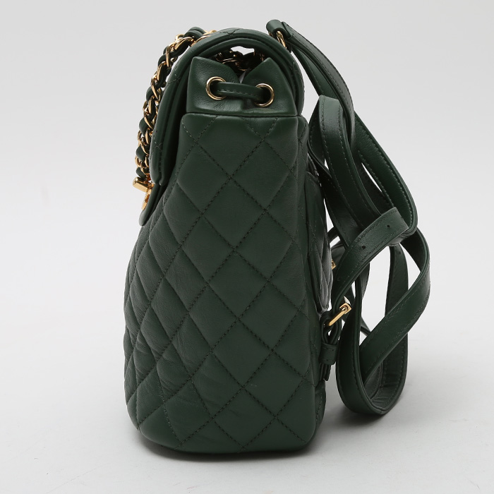 Chanel Sac à dos backpack in green quilted leather - Detail D5