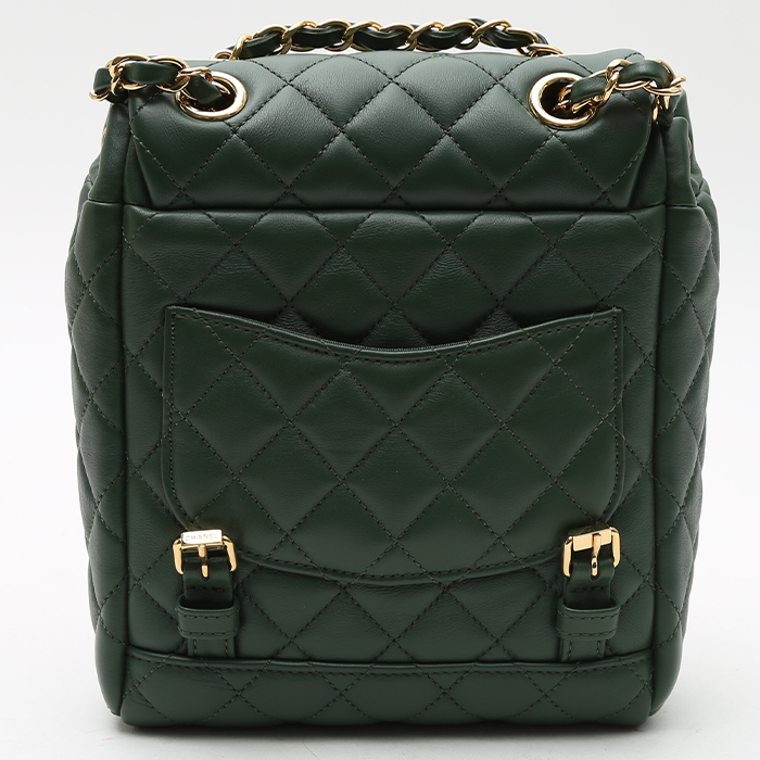Chanel Sac à dos backpack in green quilted leather - Detail D7