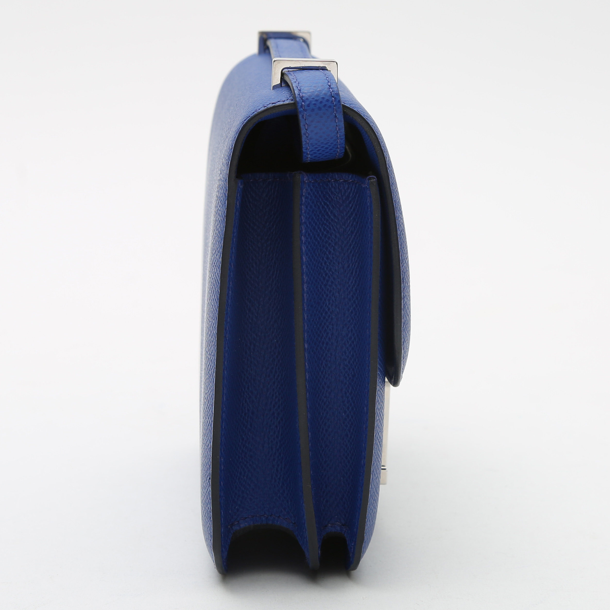 Sac bandoulière Hermès  Constance mini  en cuir epsom bleu Royal - Detail D7