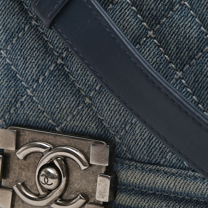 Bolso bandolera Chanel  Boy en denim azul - Detail D1