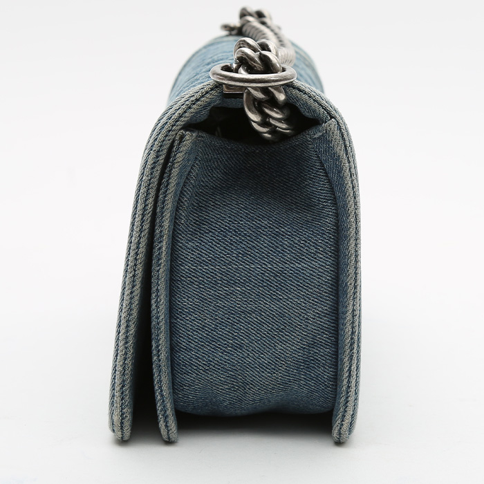 Bolso bandolera Chanel  Boy en denim azul - Detail D6