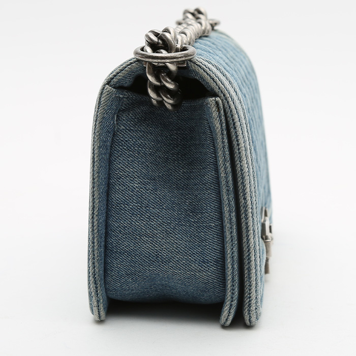 Bolso bandolera Chanel  Boy en denim azul - Detail D7