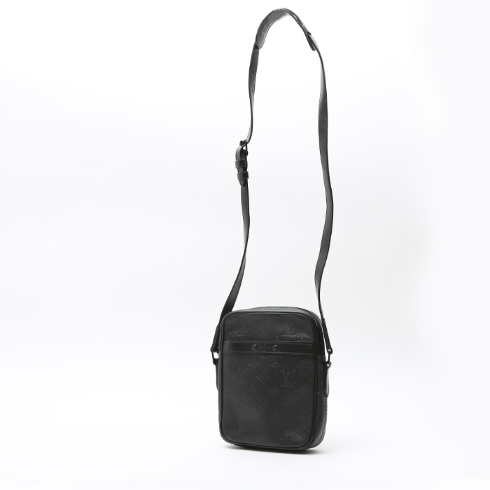 Louis Vuitton Danube shoulder bag in black empreinte monogram leather - Detail D2
