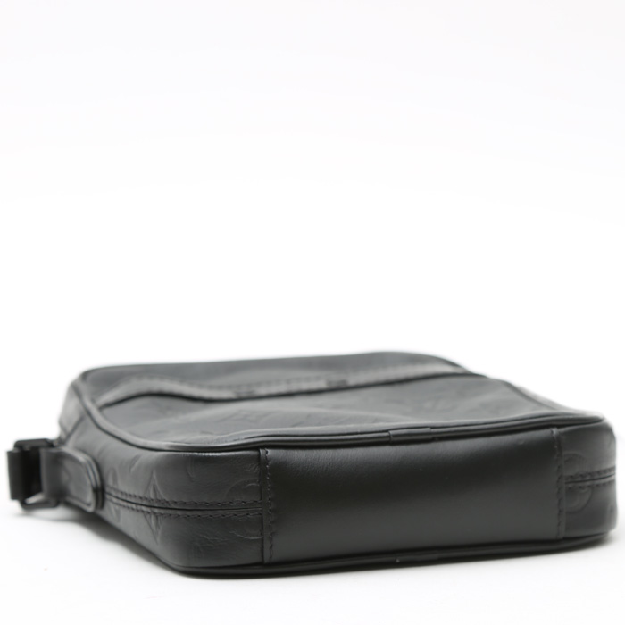 Bolso bandolera Louis Vuitton Danube en cuero monogram huella negro - Detail D5