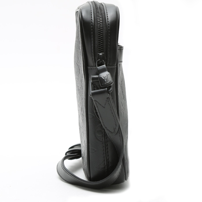 Sac bandoulière Louis Vuitton Danube en cuir monogram empreinte noir - Detail D6