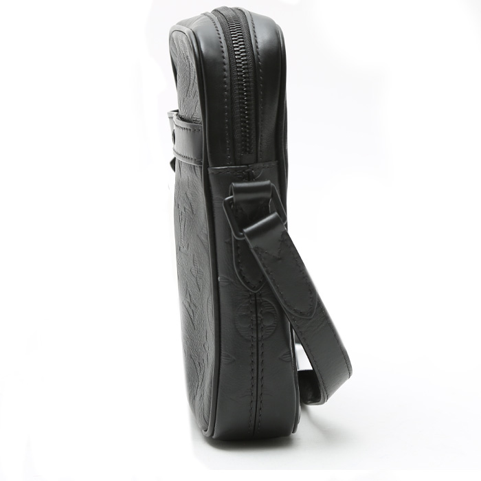 Sac bandoulière Louis Vuitton Danube en cuir monogram empreinte noir - Detail D7