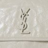 Sac bandoulière Saint Laurent  Niki moyen modèle  en cuir blanc - Detail D1 thumbnail