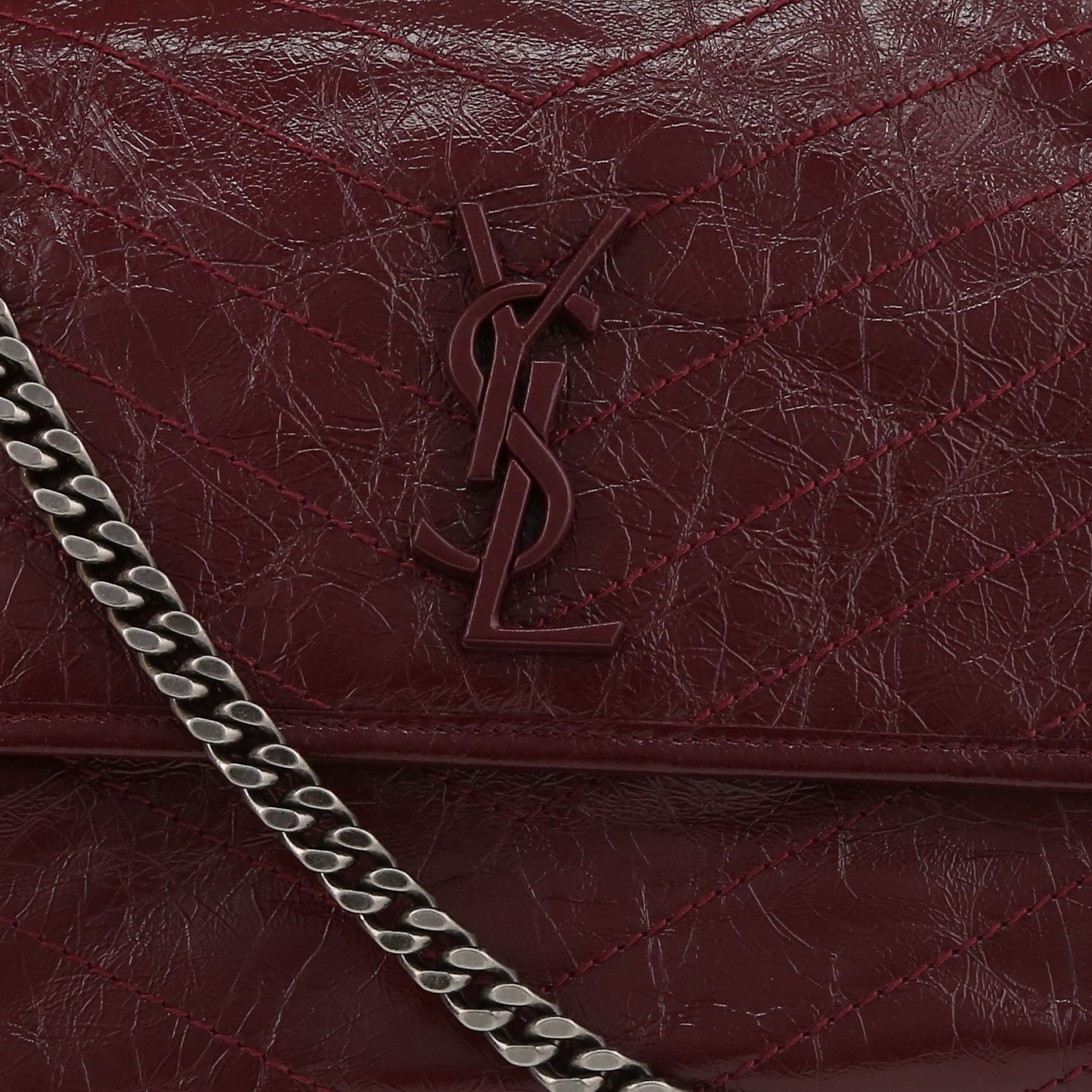 Sac bandoulière Saint Laurent Niki moyen modèle en cuir bordeaux - Detail D1