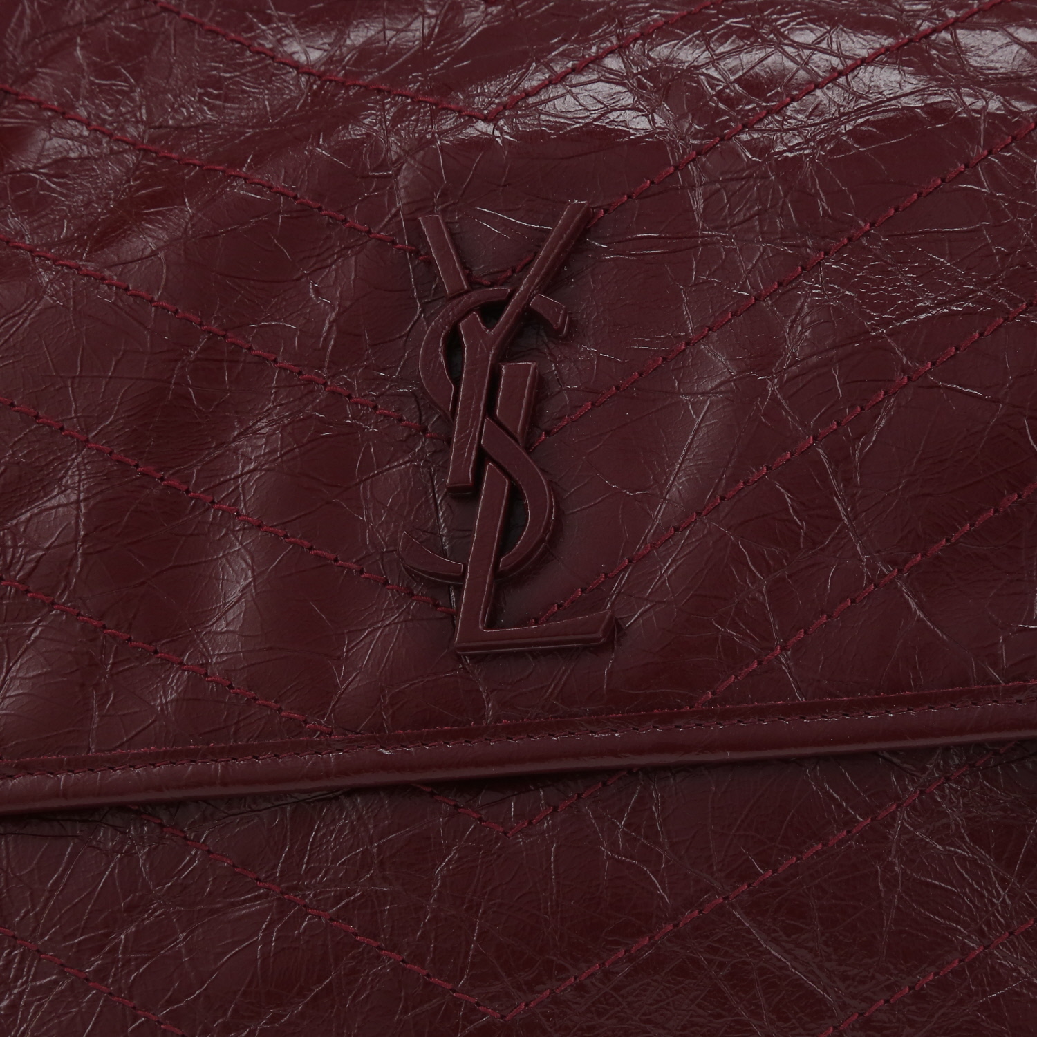 Bolso bandolera Saint Laurent  Niki modelo mediano  en cuero color burdeos - Detail D1