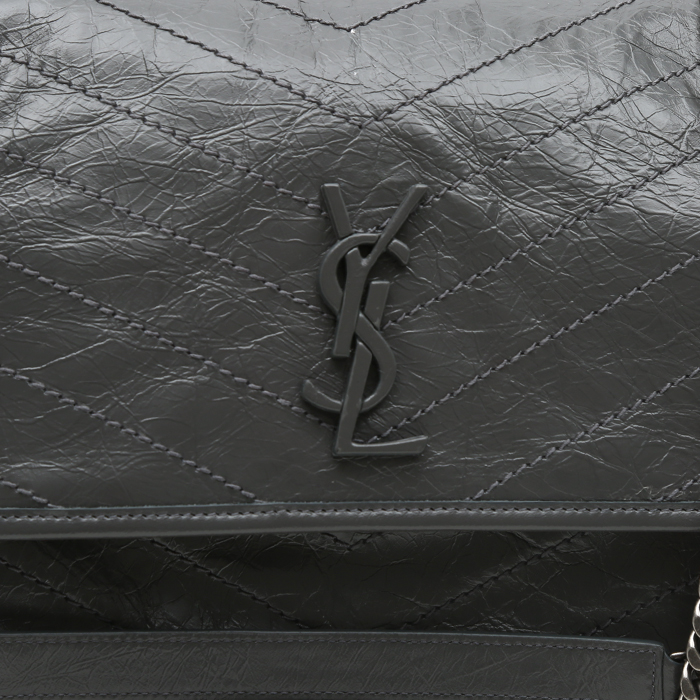 Sac bandoulière Saint Laurent Niki moyen modèle en cuir matelassé chevrons gris - Detail D1